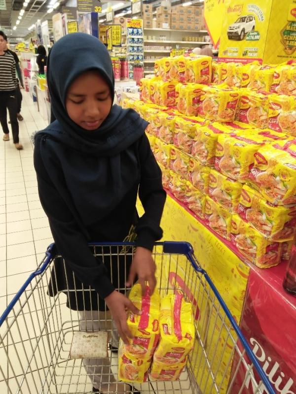 Buying stuff likes foods and minerals for 3 days 2 night at Kampung Vietnam Bidong