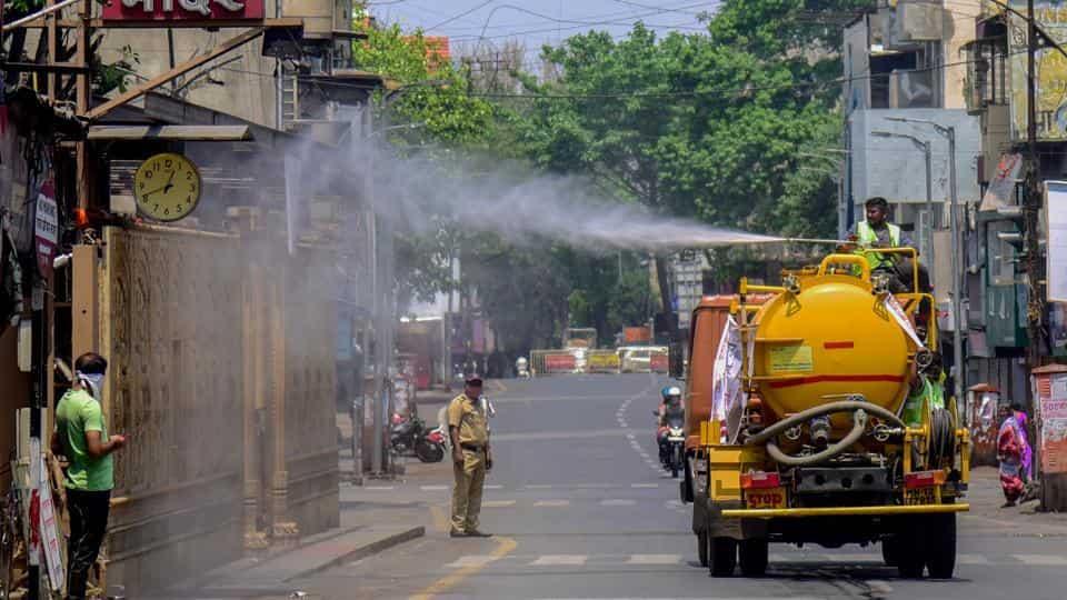 गांव में किया सैनेटाइज कार्य!!