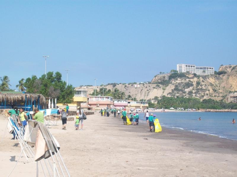 Recolección de desechos. Día Mundial de las Playas.