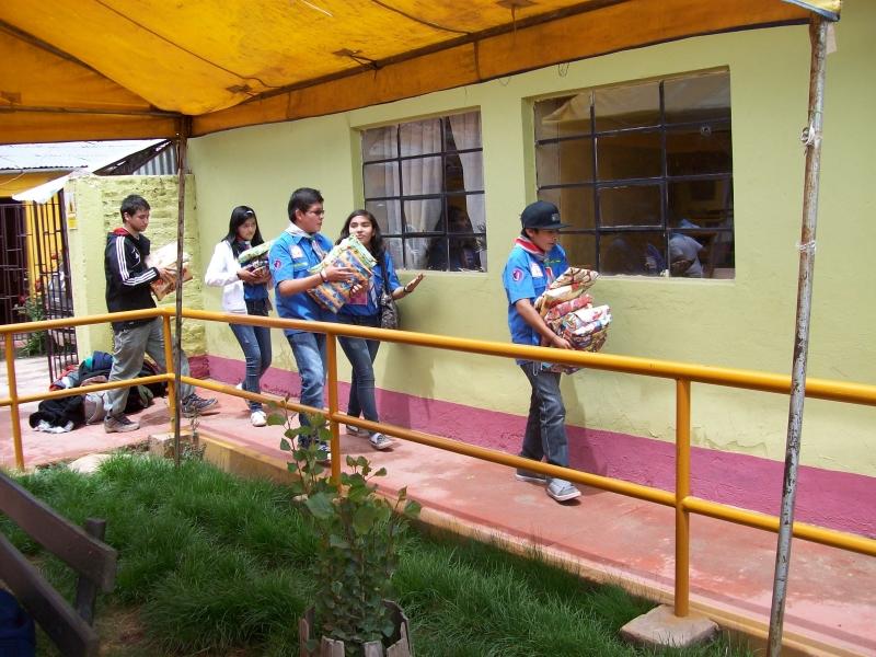Chocolatada y Regalos para los ancianos de la beneficencia de Juliaca - Puno - Perú
