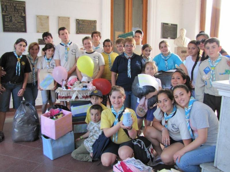 Grupo de jóvenes aportan su luz a un mundo que vive a oscuras...