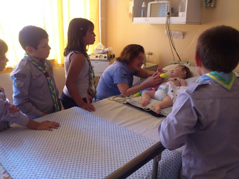 Compartiendo huevos de pascua con niños internados en Hospital Regional