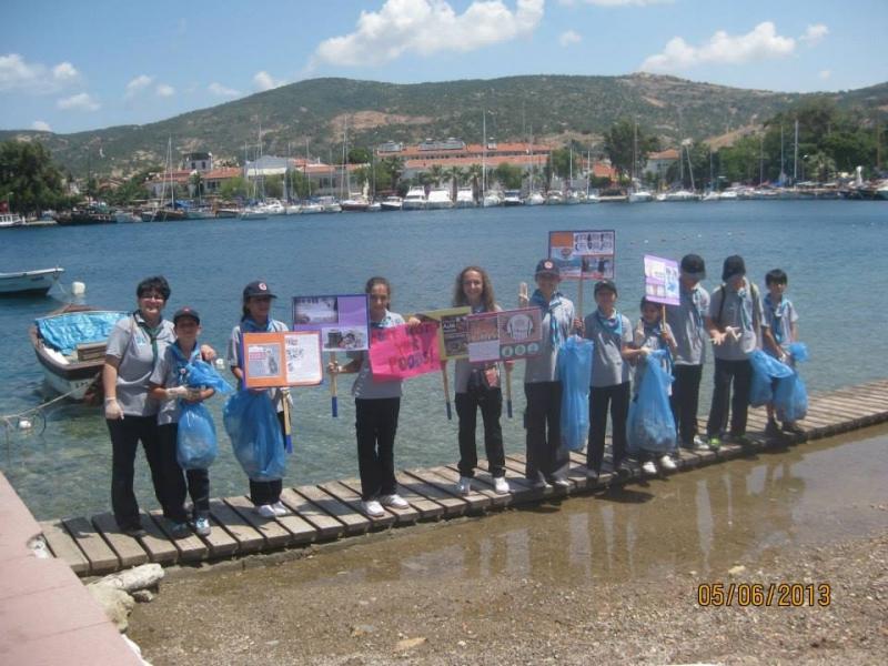 An environment project from scouts : Cleaning all Foça