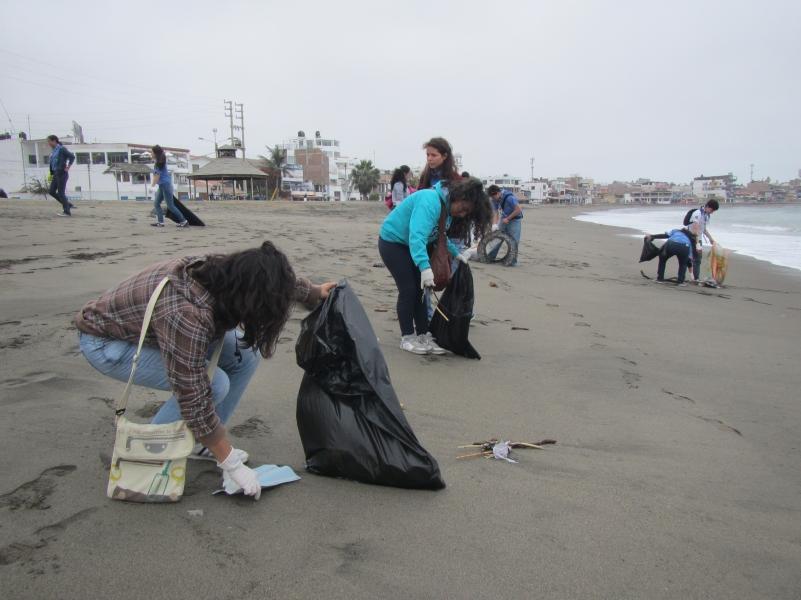 Limpieza y sensibilización en la Playa Huanchaco