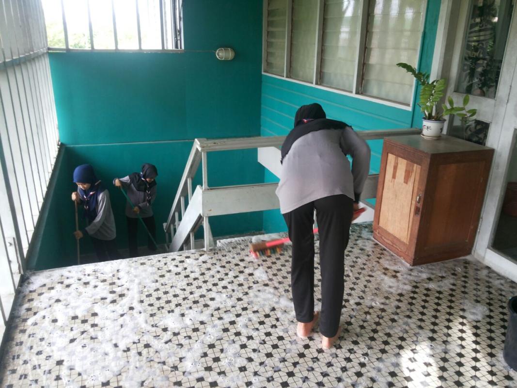 Gotong royong pengakap remaja