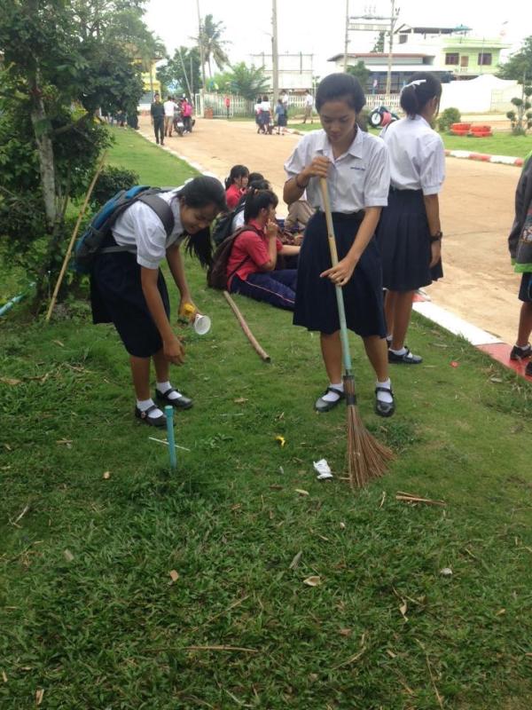 ทำความสะอาดบริเวณโรงเรียน