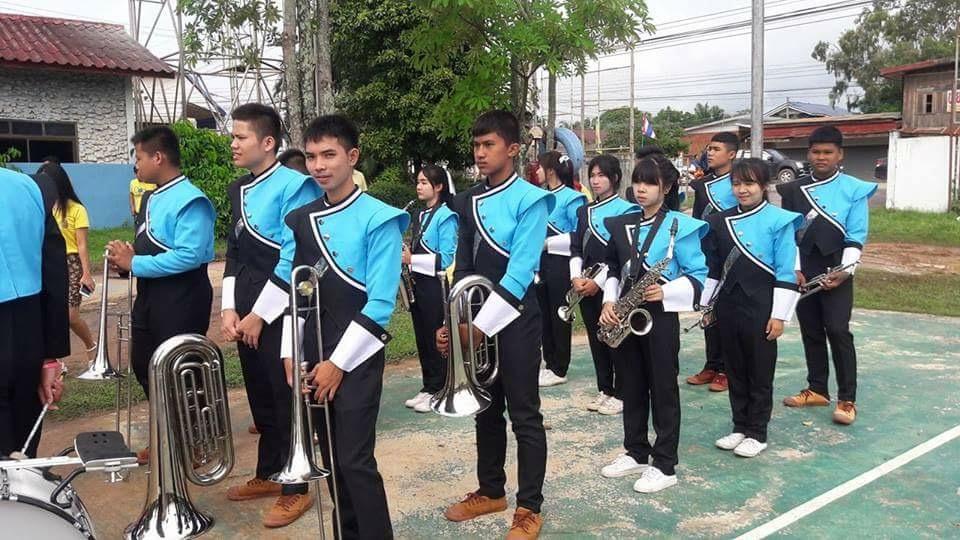 เป็นนักดนตรีวงดุริยางค์ของโรงเรียน