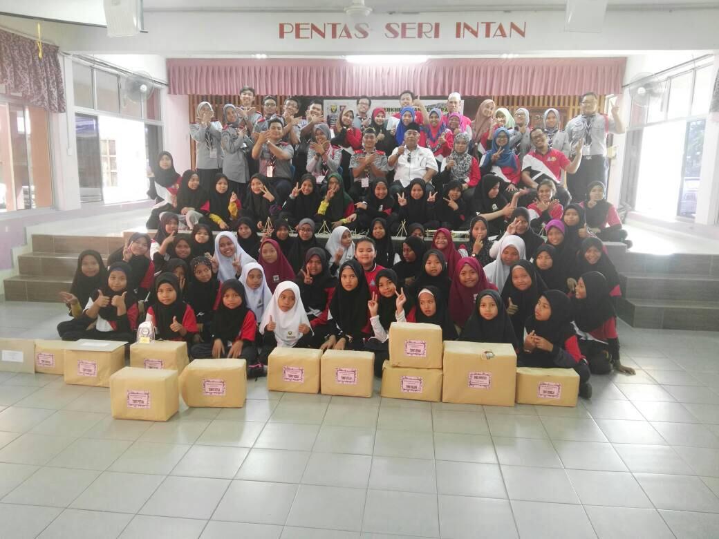 Bergambar Bersama Peserta di Majlis Penutup Perkhemahan Bersepadu Unit Beruniform