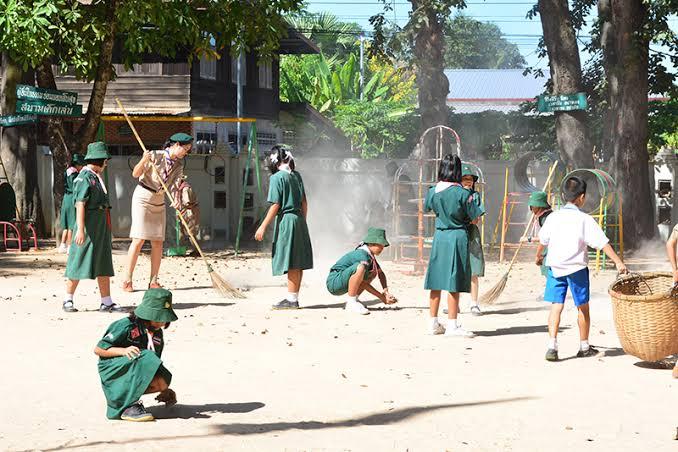 ทำความสะอาดบริเวณโรงเรียน