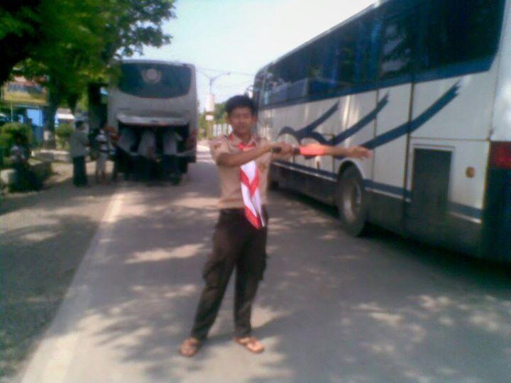 Bantuin ngatur lalulintas.