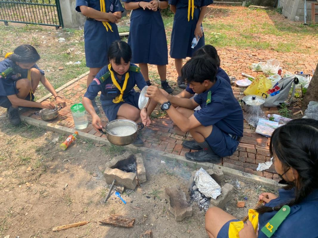 สอนวิชาชาวค่ายให้นักเรียน