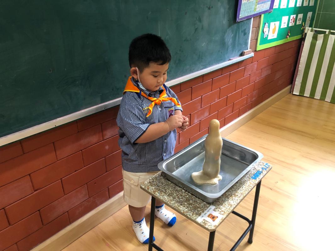 ลูกเสือบีเวอร์ทำการทดลองภูเขาไฟลาวาฟู