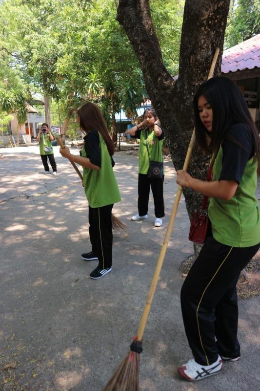 เก็บกวาดลานวัด