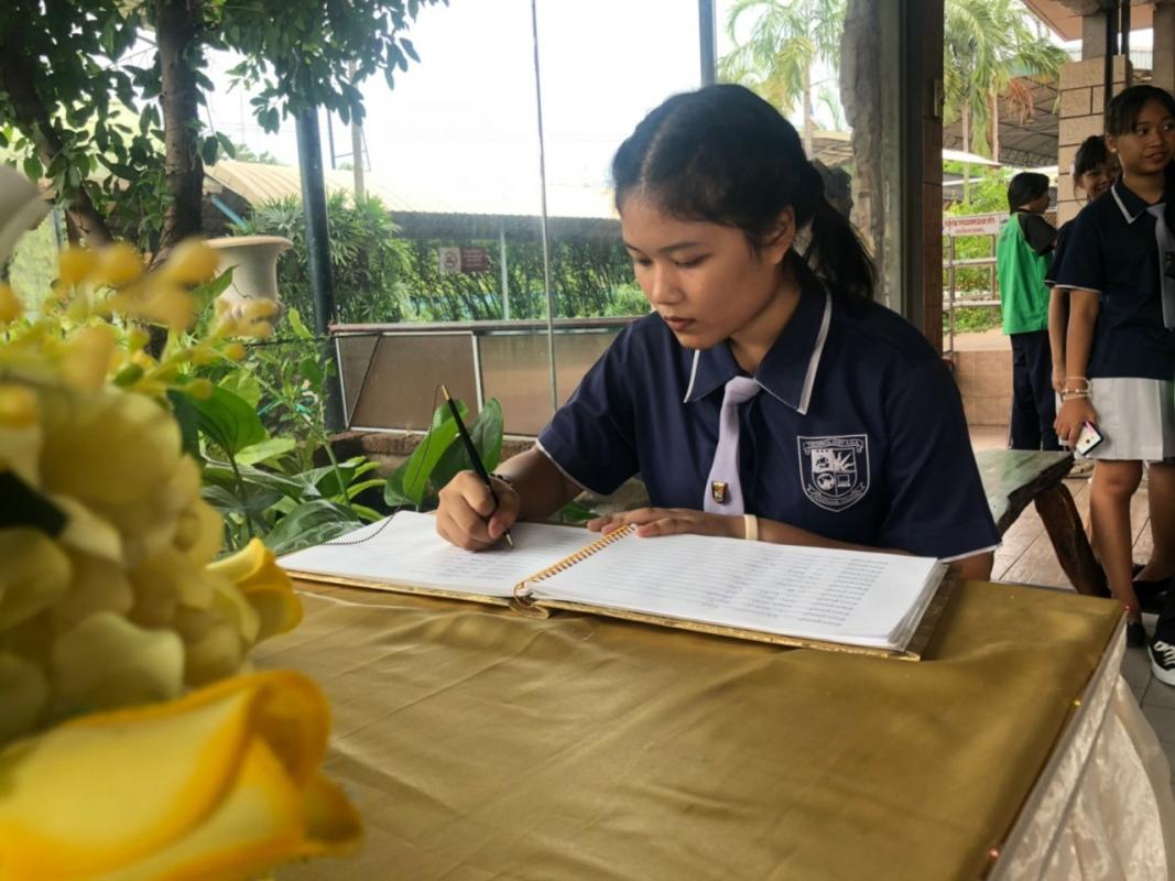 ลงนามถวายพระพรรัชกาลที่10