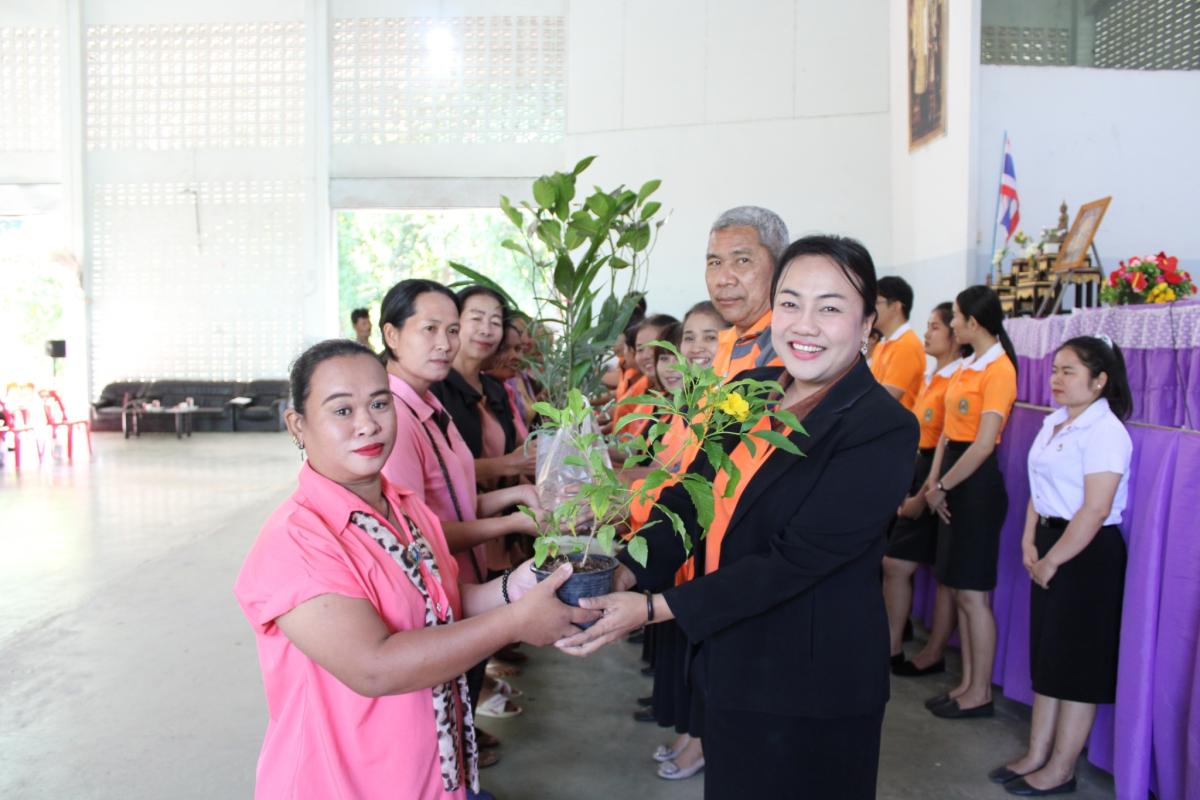 รับบริจาคต้นไม้ในงานประชุมผู้ปกครองนักเรียน