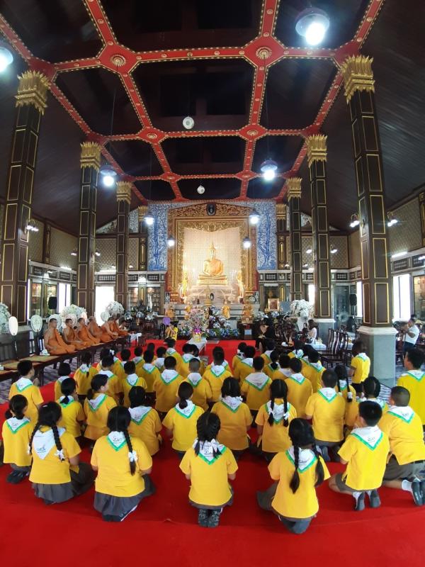 ร่วมทำบุญ ถวายเทียนพรรษาแก่วัด เนื่องในวันเข้าพรรษา