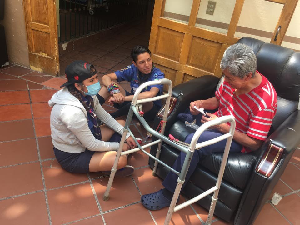 manos por los abuelitos