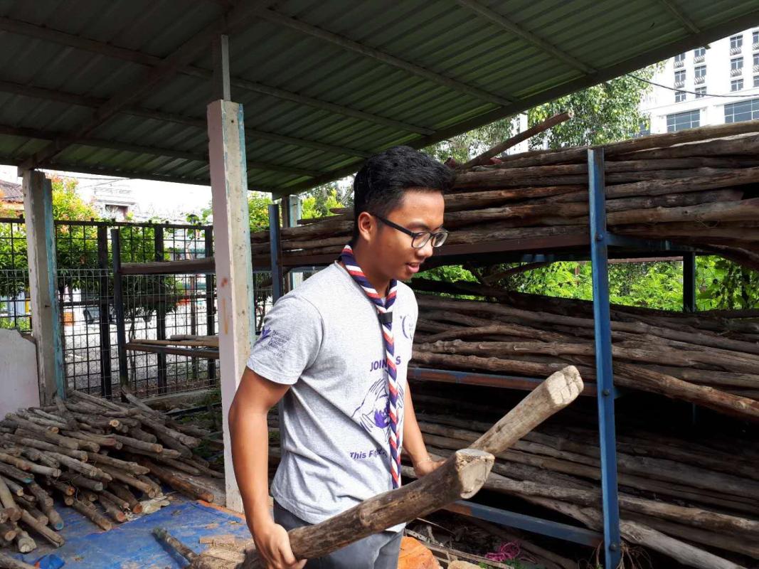 Mengemas stor kayu bakau