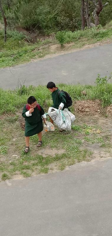 Vountarily collecting rubbish