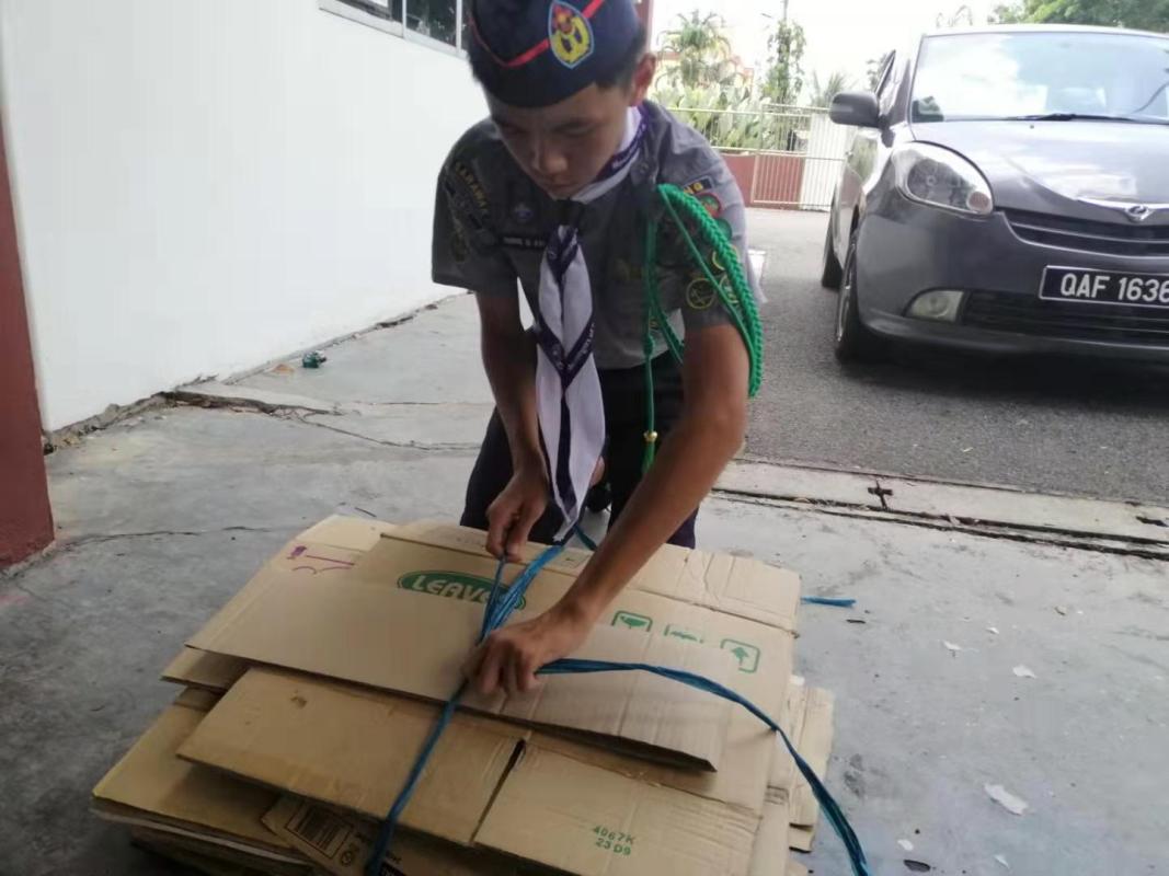 saya sedang susunkan kotak yang tidak menggunakan lagi