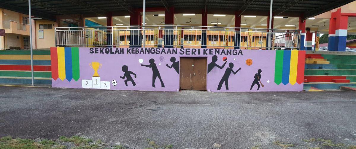 Melukis mural di SK Seri Kenanga 