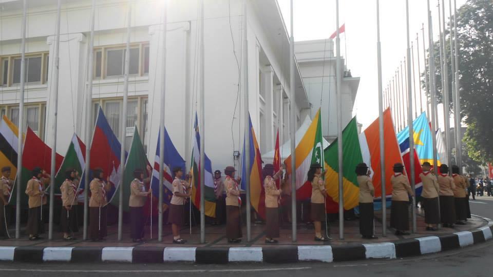 Pengibaran bendera negara - negara peserta konferensi asia afrika tahun 2014