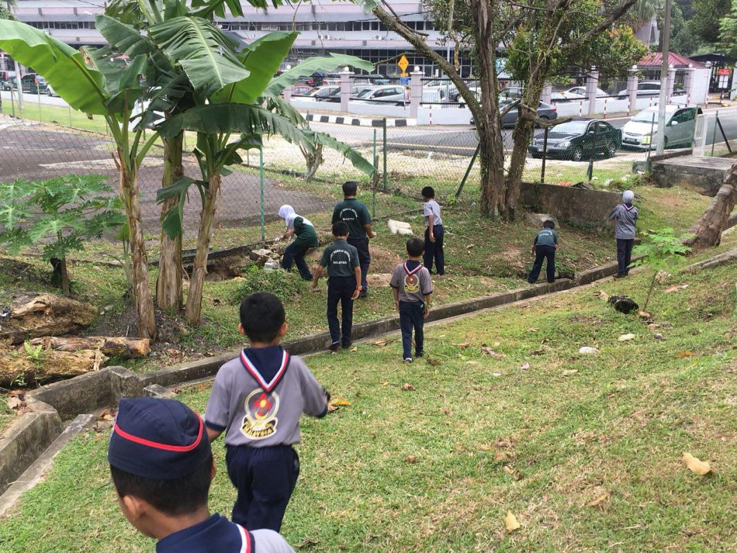 Projek membersihkan longkang di SKAM sempena kesedaran Penyakit Dengue