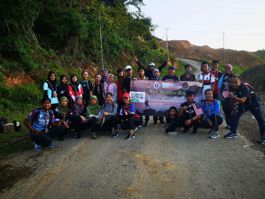 MENDAKI & MEMBERSIHKAN BUKIT TAMPALAGUS,SIPITANG
