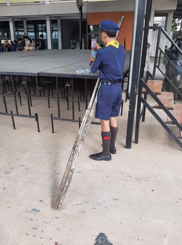 เป็นตัวเเทนเก็บเเก้วน้ำที่หลังเวทีวิทยาลัยอาชีวศึกษาเทคโนโลยีเอเชีย