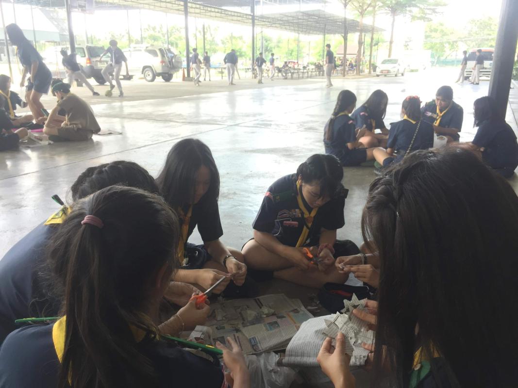 ประดิษฐ์ดอกไม้จากวัสดุเหลือใช้