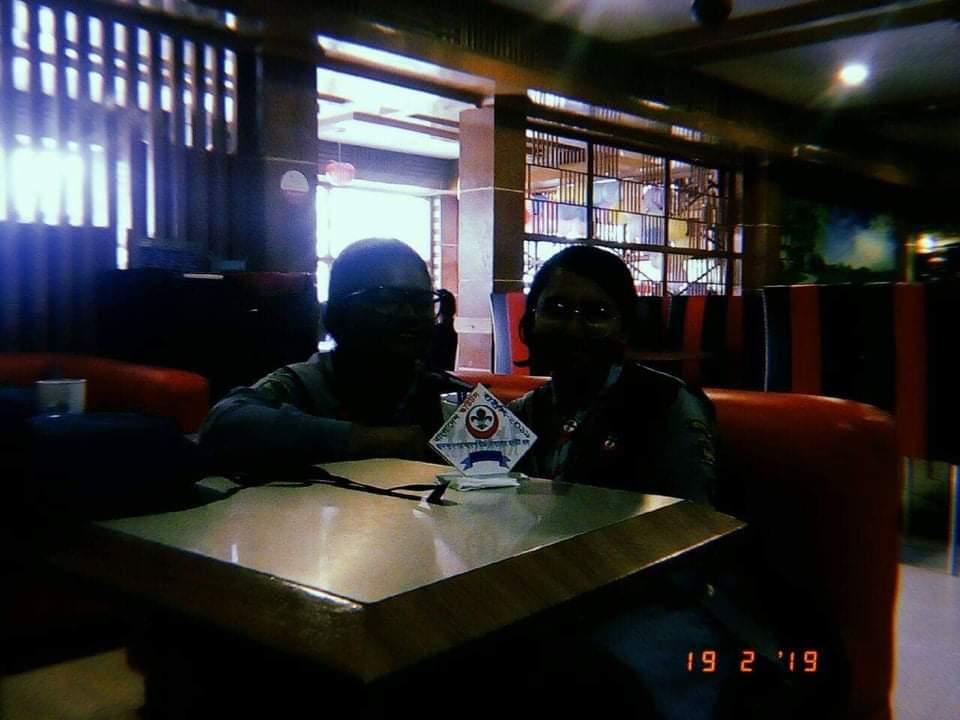 Hiking with tracking signs 