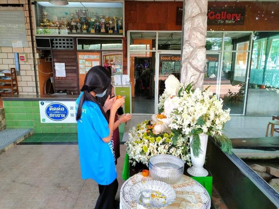 สรงน้ำพระ