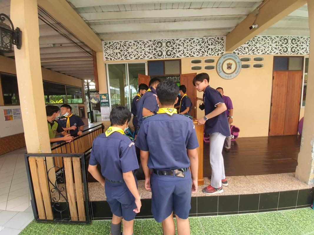 ช่วยยกโต๊ะ