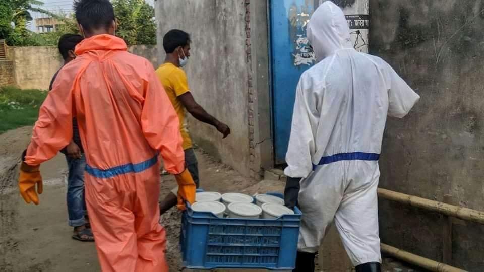 ত্রাণ বিতরণ