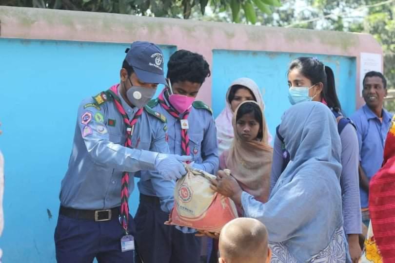 করোনা মহামারীতে অসহায় মানুষদের পাশে দিনাজপুর জেলা রোভার।
