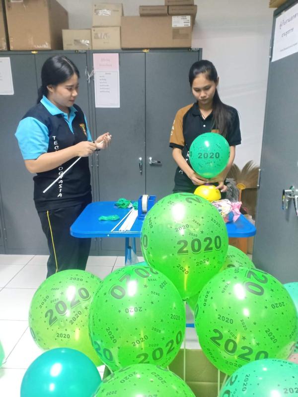 แจกลูกโปร่งในงานวันเด็ก