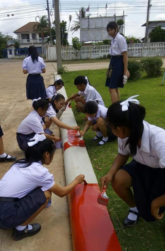 ทาสีฟุตบาทโรงเรียน
