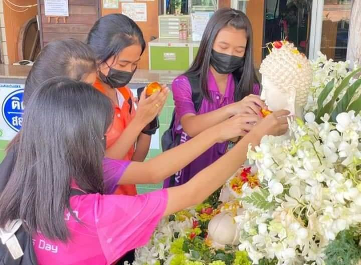 สรงน้ำพระ