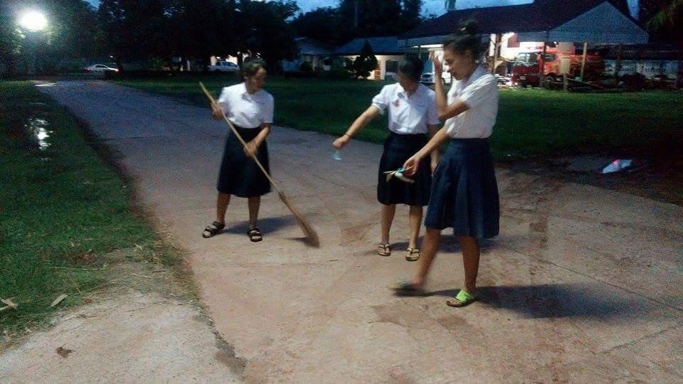 เก็บขยะและทำความสะอาดบริเวณองค์การบริหารส่วนตำบลบ้านเจียง