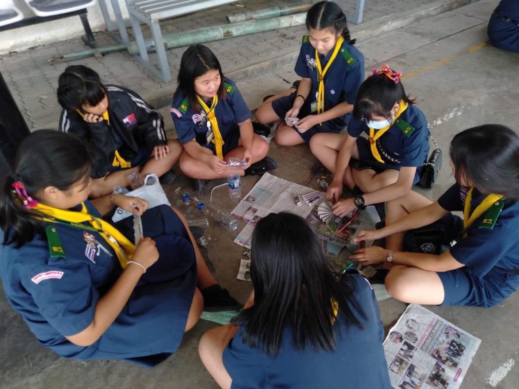 ประดิษฐ์พวงมาลาจากวัสดุเหลือใช้