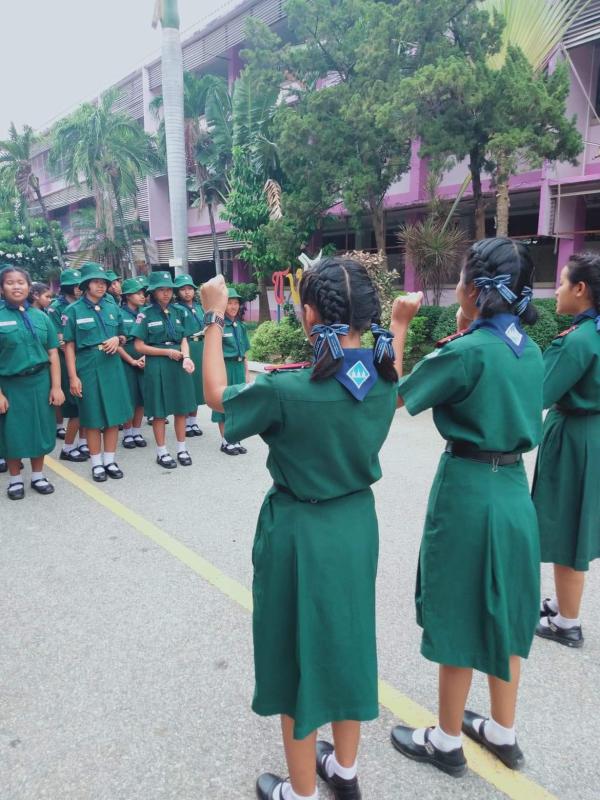 การฝึกสัญญาณมือสาลกโดยพี่เลี้ยงลูกเสือโรงเรียนท่าม่วงราษฎร์บำรุง