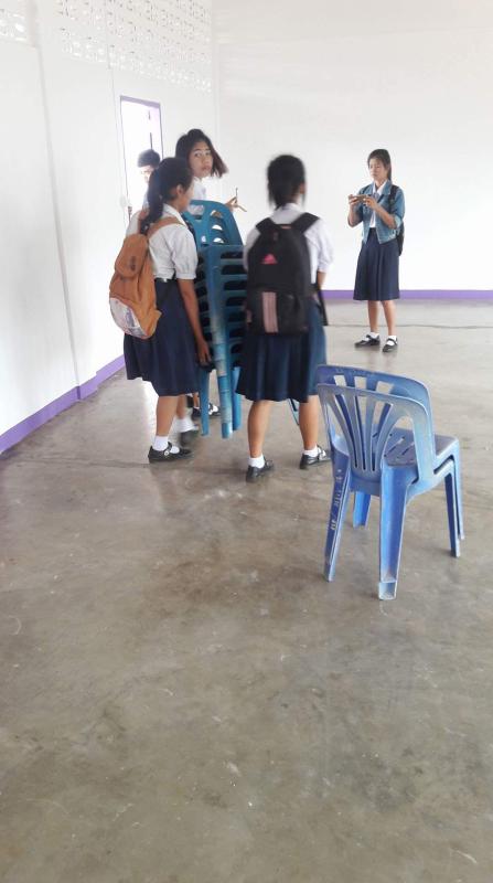 จัดโต๊ะช่วยครู