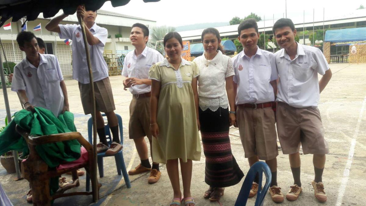 จัดซุ้มช่วยครู