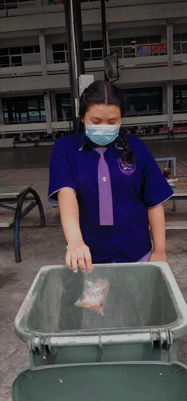 เก็บขยะไปทิ้ง