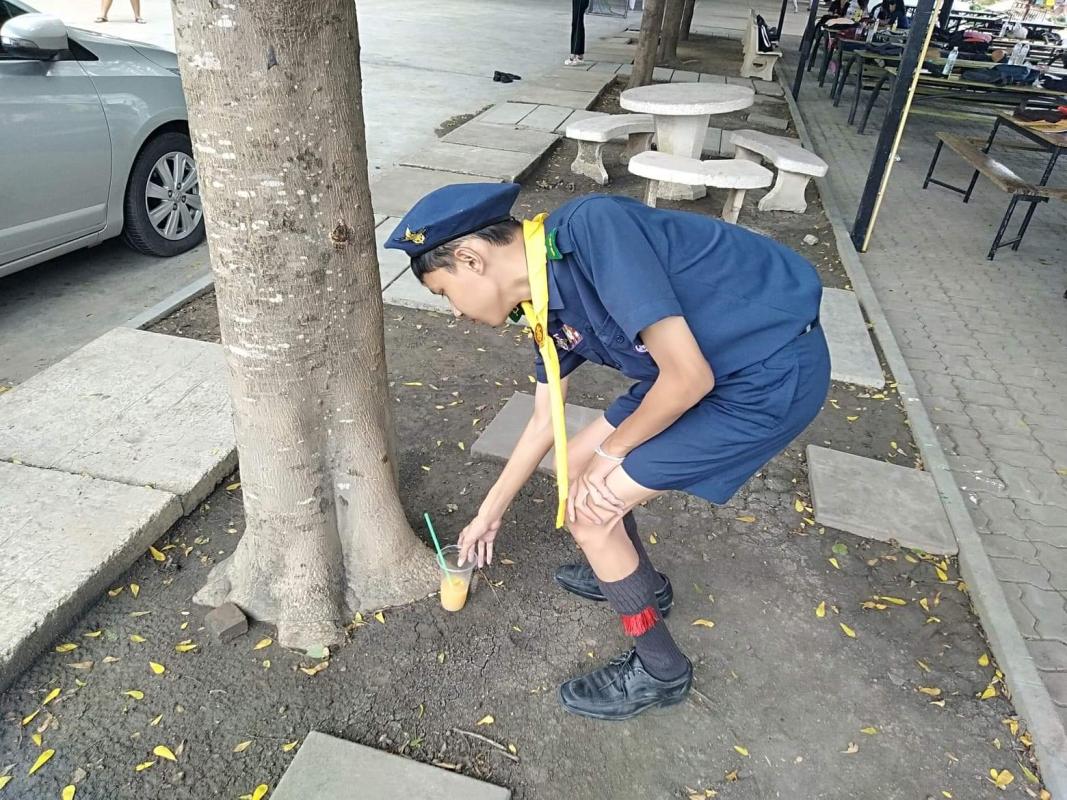 บำเพ็ญประโยชน์โดยการเก็บขยะในสถานศึกษา