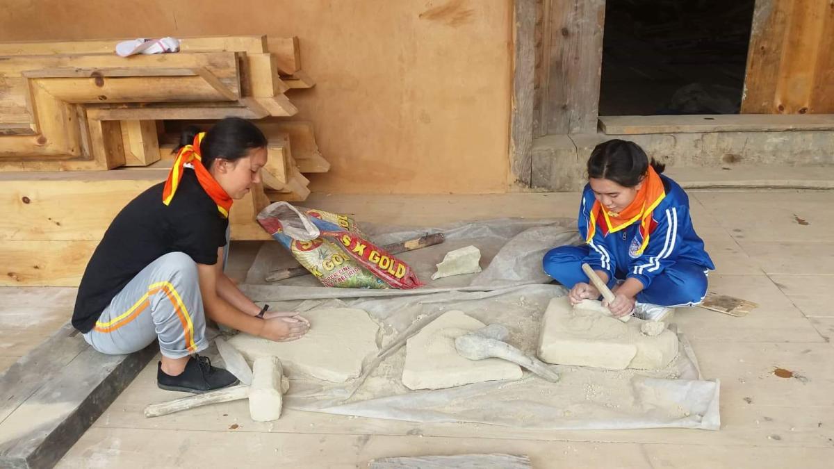 Lending hands to promote culture