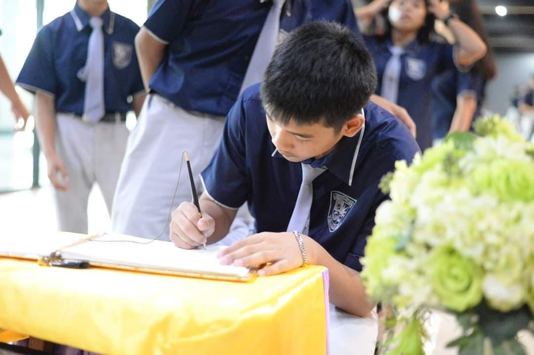 ร่วมลงนามถวายพระเกียรติพระบาทสมเด็จพระปรเมนทรรามาธิบดีศรีสินทรมหาวชิราลงกรณฯ