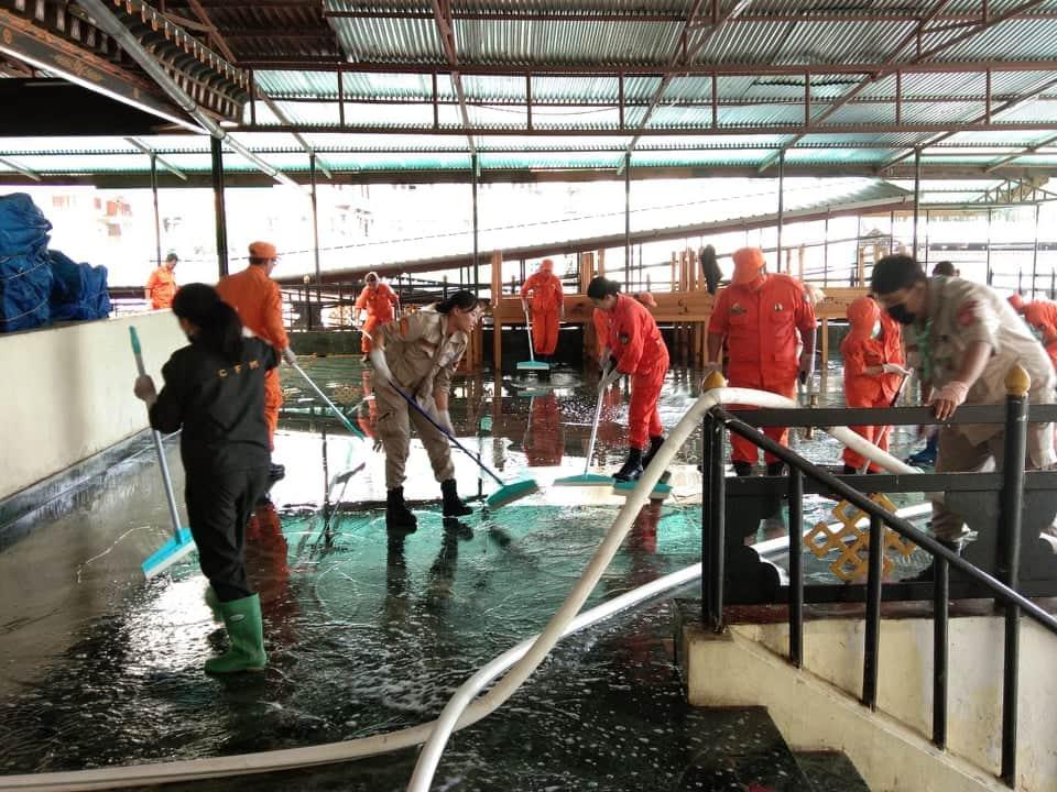 we leadership scout joining hand with dessup went to clean and wash vegetable market for a day. 