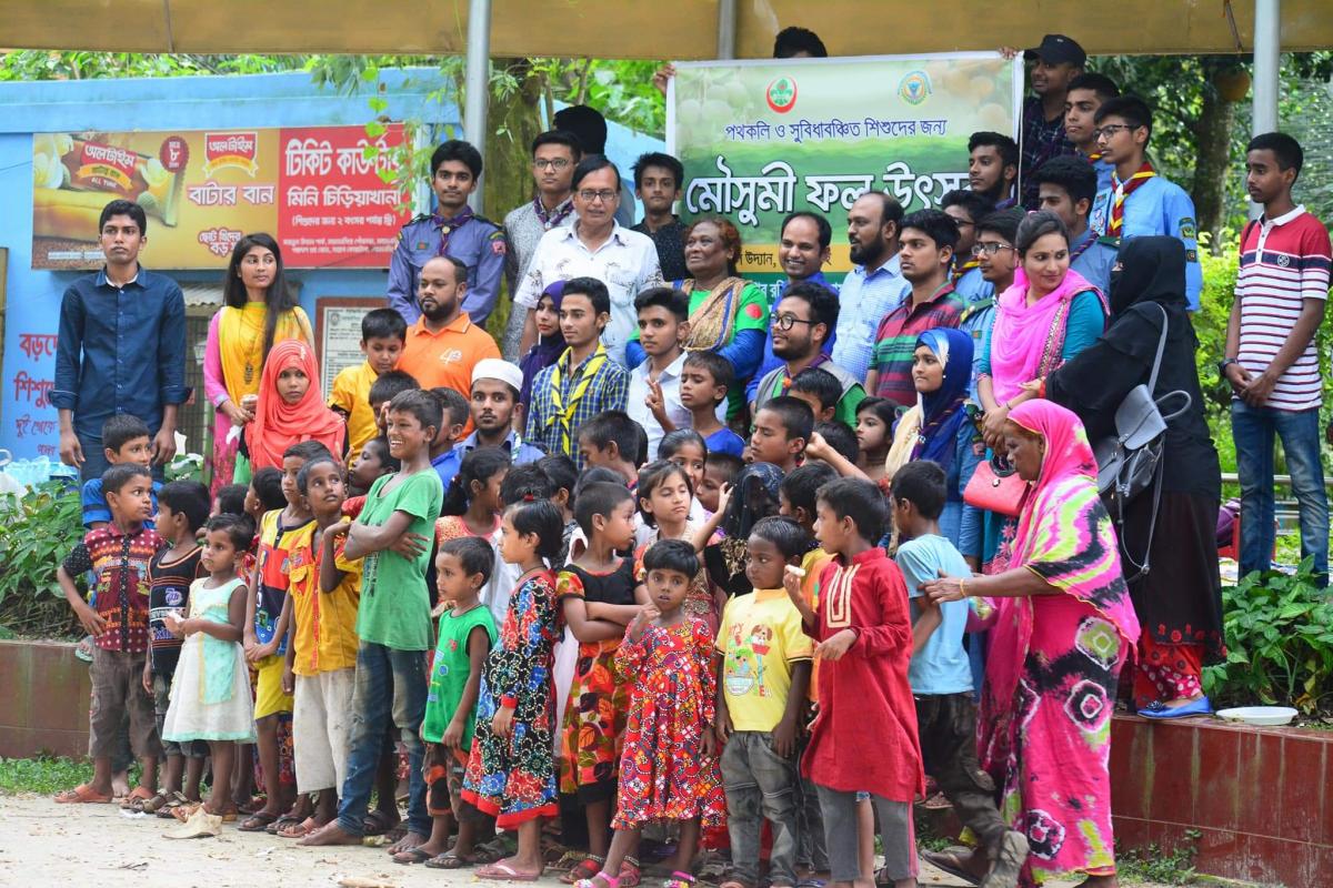 মৌসুমি ফল উৎস শিশুদের সাথে 