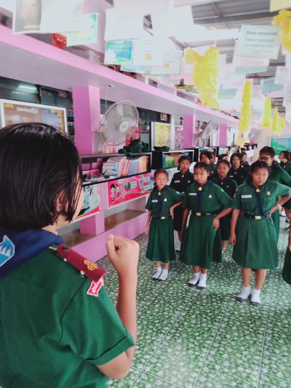 การฝึกสัญญาณมือสากลโดยพี่เลี้ยงลูกเสือโรงเรียนท่าม่วงราษฎร์บำรุ่ง